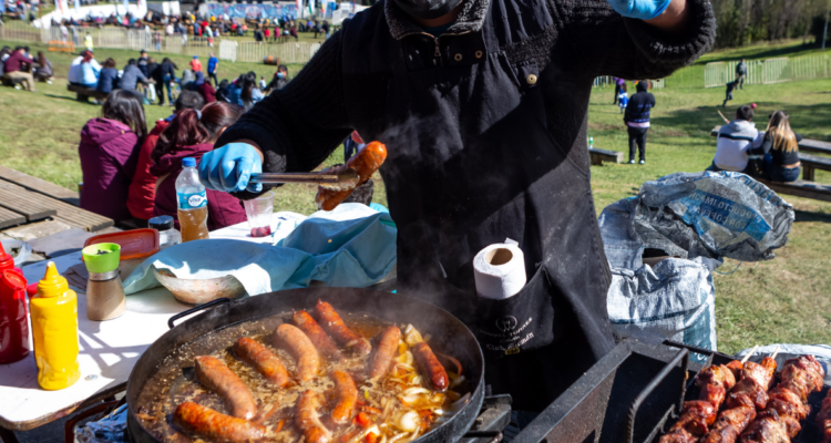 Hombre realizando parrilla en Fiesta de la Chilenidad de 2021