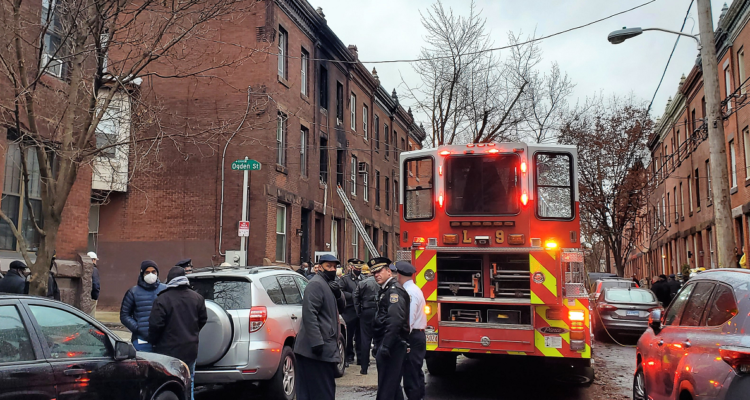 El edificio dañado tras el incendio, con algunas ventanas carbonizadas.