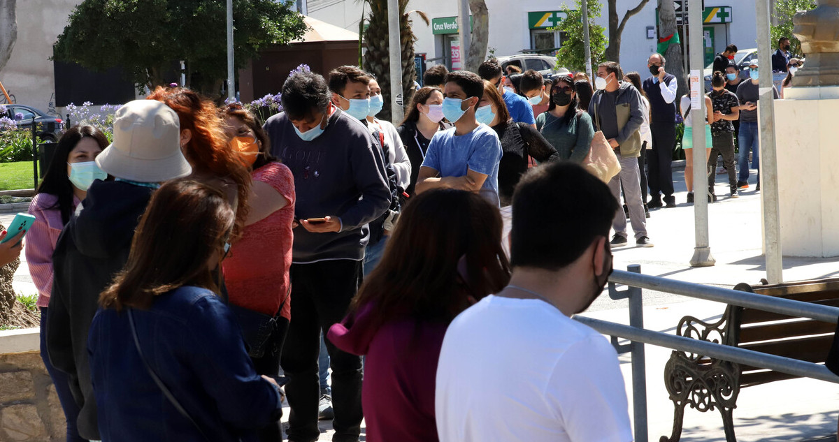 Filas de hasta 4 horas: pese a alta demanda, Gobierno no habilita nuevos puntos de PCR en el país