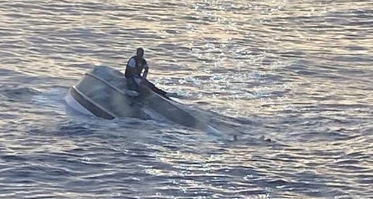 Fotografía del único sobreviviente flotando sobre un trozo del barco.
