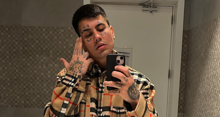 En la imagen Duki aparece posando para una selfie en el baño, apunta su cabeza con sus dedos simulando un arma.