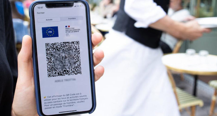 Francia aprueba duras sanciones contra quienes falsifiquen pase de movilidad