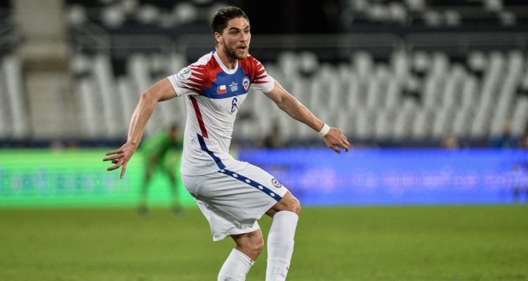 Francisco Sierralta jugando por La Roja.