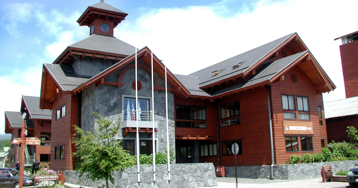 Frontis de municipio de Pucón
