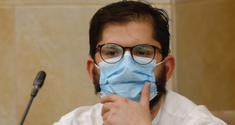 Gabriel Boric con mascarilla