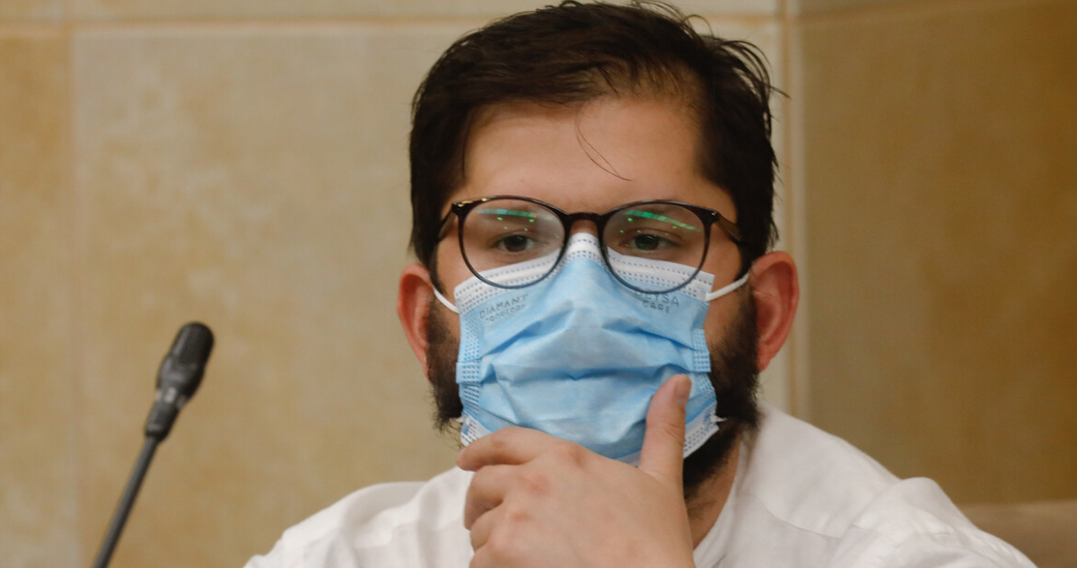 Gabriel Boric con mascarilla