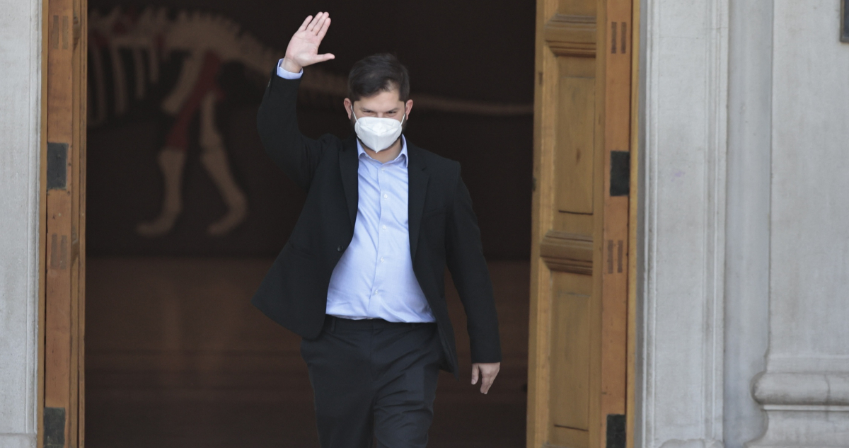 el Presidente electo Gabriel Boric saliendo del Museo de Historia Nacional para presentar a quienes serán líderes de cartera en su gobierno.