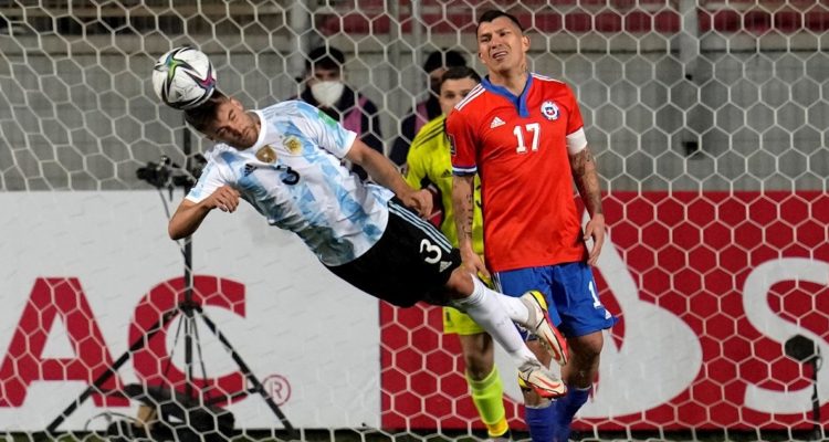 Gary Medel ante Argentina.