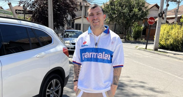 Gary Medel con su camiseta de la UC.