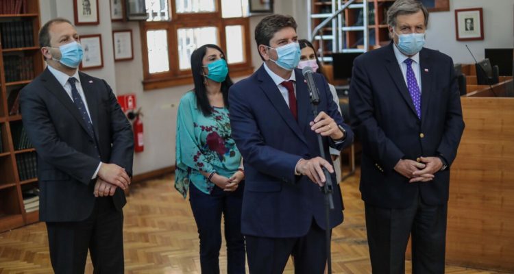 Karla Rubilar, ministra de Desarrollo Social, junto a Rodrigo Cerda, ministro de Hacienda, y Patricio Melero, ministra del Trabajo y Prevision Social, durante la presentación de los detalles del Proyecto de Ley que crea una Pensión Garantizada Universal, que se realiza en dependencias el edificio del ministerio de Hacienda, en la comuna de Santiago.