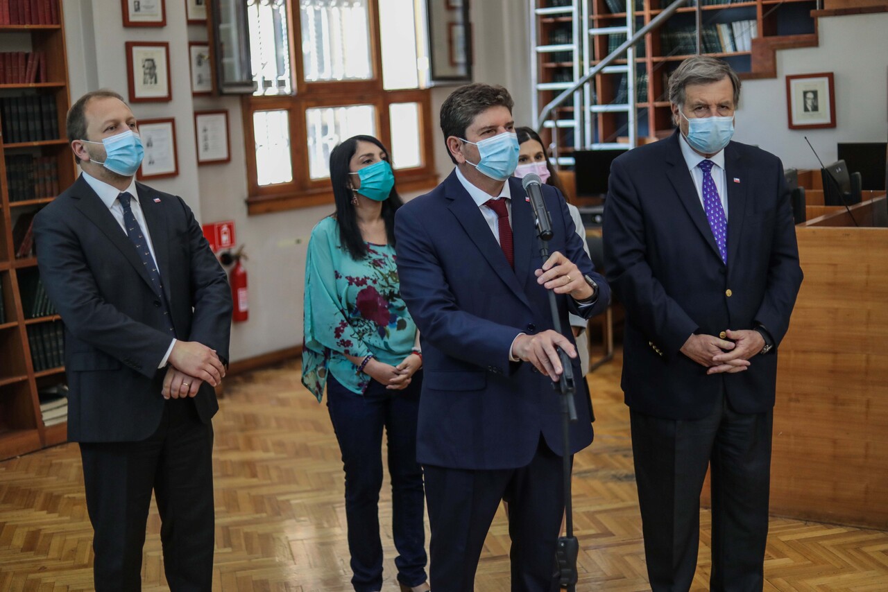 Karla Rubilar, ministra de Desarrollo Social, junto a Rodrigo Cerda, ministro de Hacienda, y Patricio Melero, ministra del Trabajo y Prevision Social, durante la presentación de los detalles del Proyecto de Ley que crea una Pensión Garantizada Universal, que se realiza en dependencias el edificio del ministerio de Hacienda, en la comuna de Santiago.