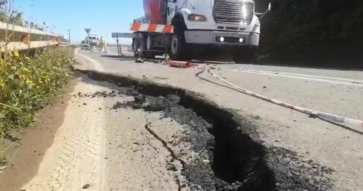 Grieta en ruta