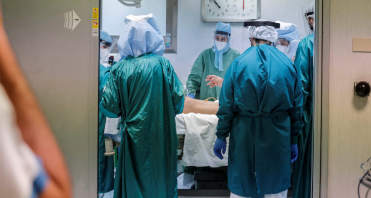 Un grupo de médicos atiende a un paciente con coronavirus. Según un estudio, uno de 16 pacientes en estos casos sufre un episodio cardiovascular tras un año desde que fue ingresado.