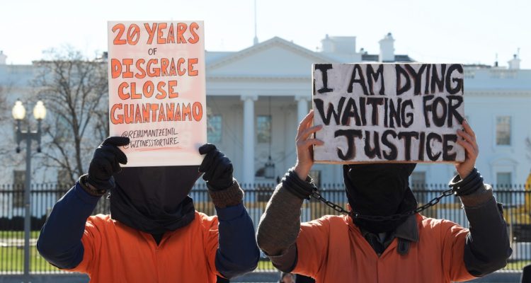 Manifestantes contra la prisión en Guantánamo.
