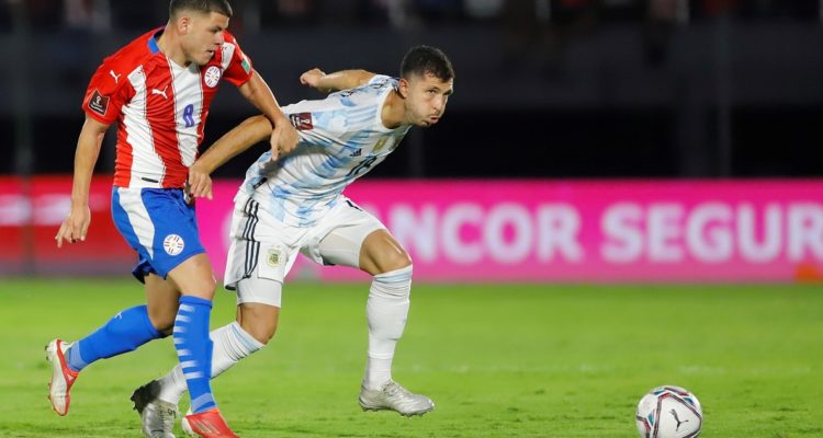 Guido Rodríguez ante Paraguay.