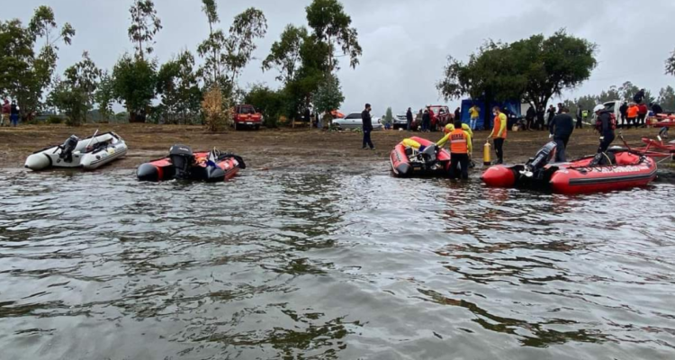 Botes en la orilla de un lago