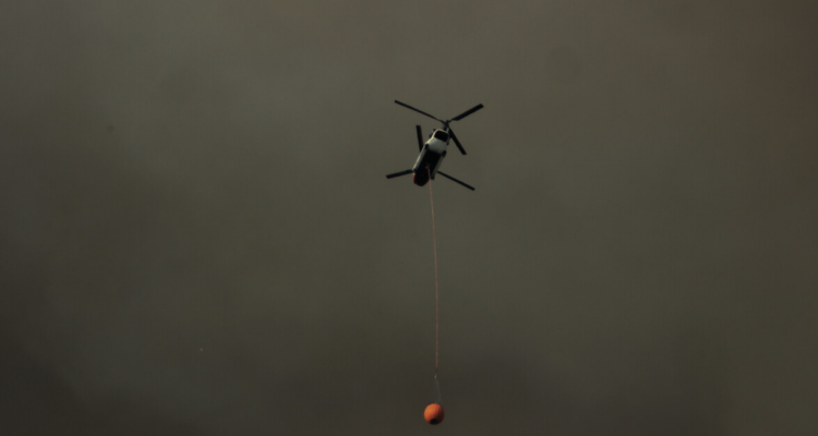 Helicóptero combatiendo incendio