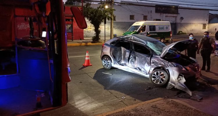 Accidente entre bus y auto de una app dejó 2 heridos en Ñuñoa: uno está en riesgo vital