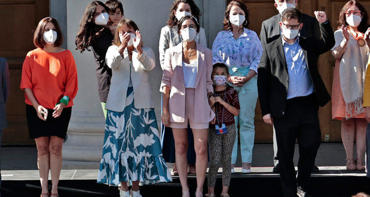 Camila Vallejo sostiene de la mano a su hija durante el nombramiento de ministros de Gabriel Boric.