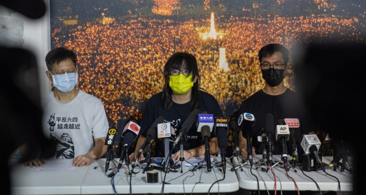 La activista Chow Hang-tung en una conferencia de prensa.