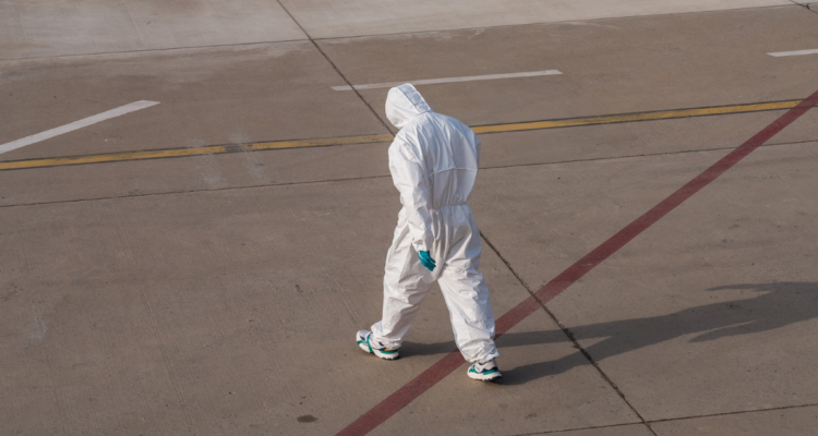 Persona con traje médico