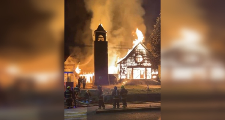 Incendio destruye iglesia construida en 1953 en Curarrehue.