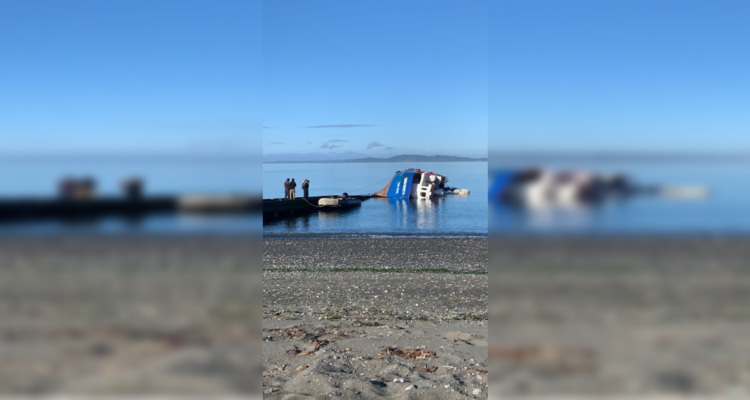 Ilesos resultaron 13 ocupantes de lancha que varó y volcó en isla Caguach