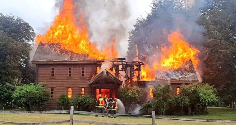 Incendio consumió una imponente vivienda que era propiedad de 2 estadounidenses en Futaleufú