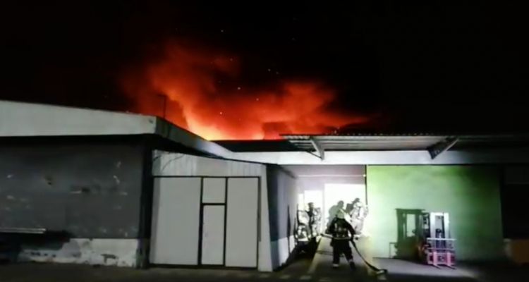 Más de 200 bomberos controlaron incendio que afectó a bodega en San Joaquín
