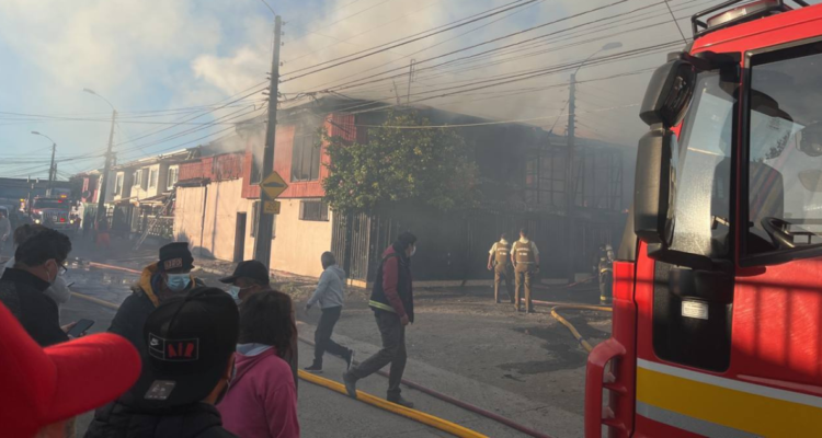 Incendio afecta a viviendas en Hualpén.