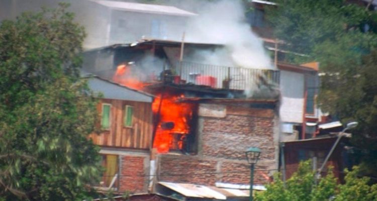 Reportan gran incendio en el Cerro 18 en Lo Barnechea