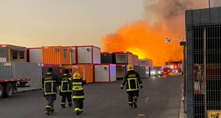 Imagen de incendio en barrio industrial de Colina
