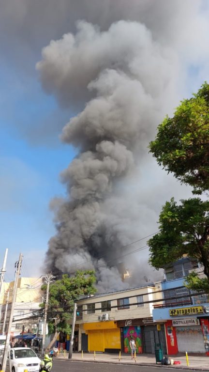 Incendio destruye locales comerciales ubicados a metros de mall en San Bernardo