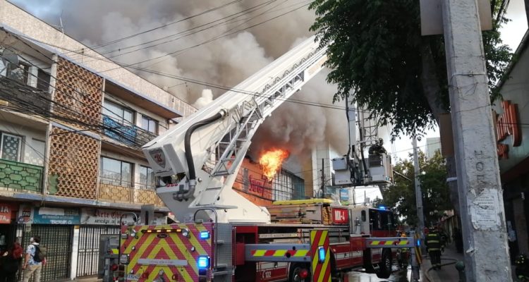 Incendio destruye locales ubicados a metros de mall en San Bernardo: evacuan domicilios cercanos