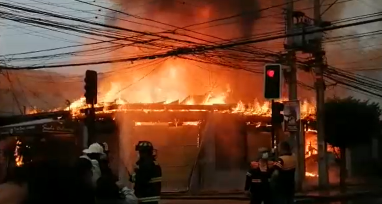 Incendio afecta a locales en Viña del Mar.