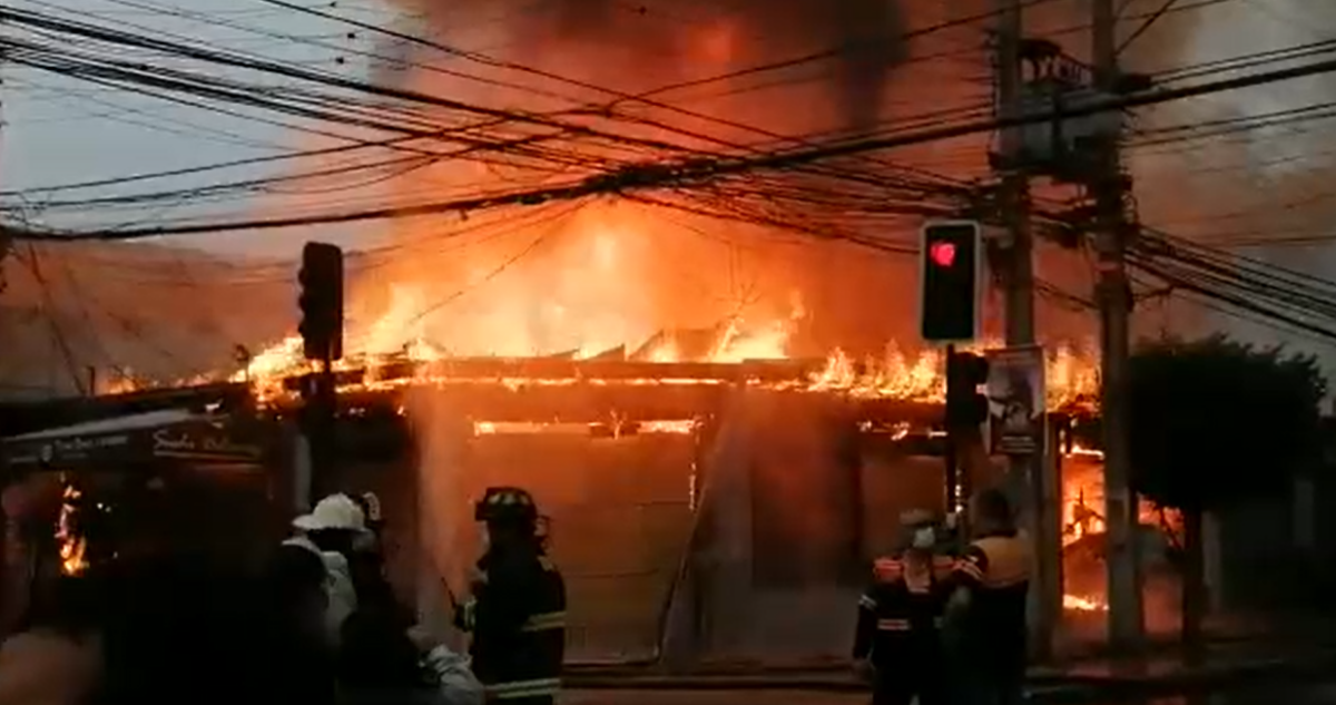 Incendio afecta a locales en Viña del Mar.
