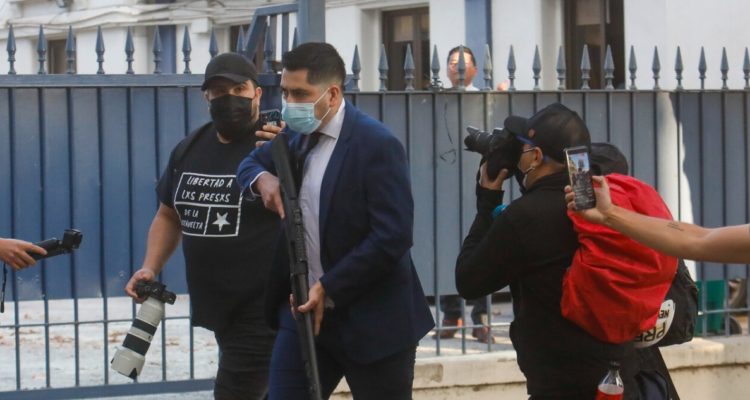 Video muestra incidentes entre manifestantes y personal PDI en alrededores de “La Moneda Chica”