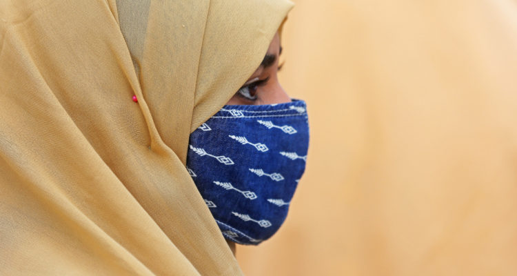 India joven es humillada y agredida en público tras ser víctima de violación en grupo