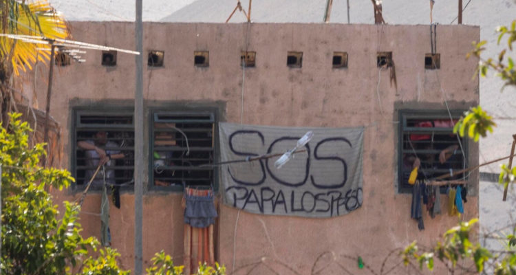 Falta de baños, camas compartidas y comida con fecas: INDH entrega crudo informe de las cárceles