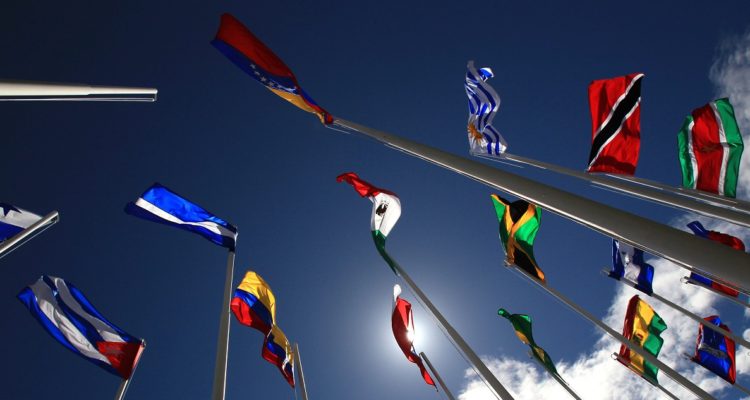 Banderas latinoamericanas flameando.