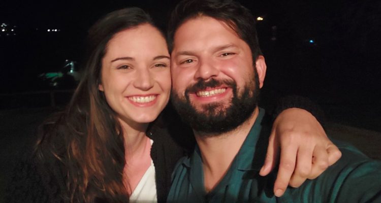 Irina Karamanos junto a Gabriel Boric