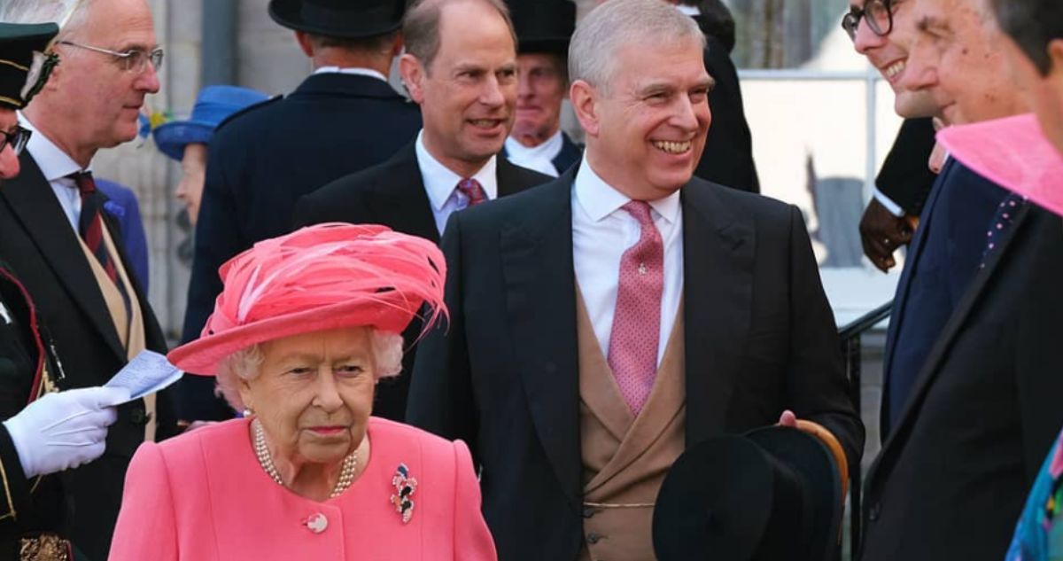 Reina Isabel II junto al príncipe Andrés