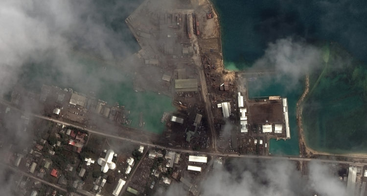 Fotografía de uno de los puertos de las islas de Tonga cubierta en cenizas.