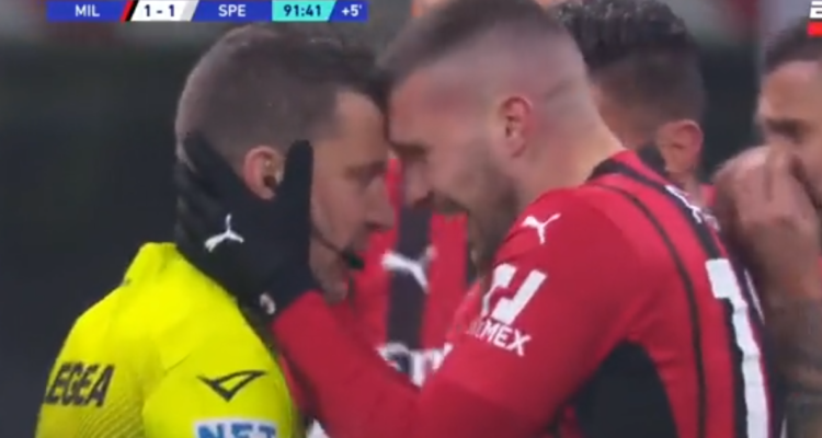 Jugadores del Milan le reclaman al árbitro
