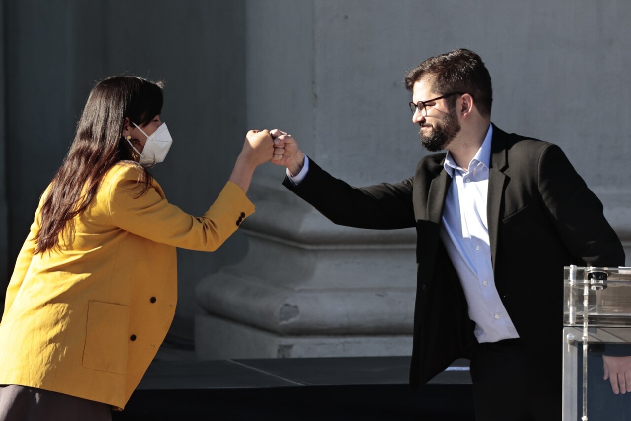 Izkia Siches junto a Gabriel Boric en la presentación del nuevo gabinete