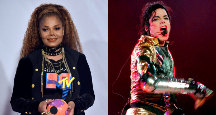 La cantante Janet Jackson con un MTV Award y a su lado una foto de Michael Jackson durante uno de sus conciertos.
