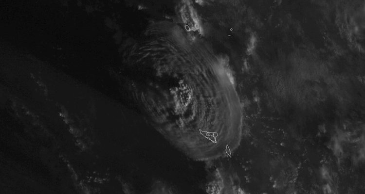 Emiten alerta de tsunami en la costa oriental de Japón tras erupción en Tonga