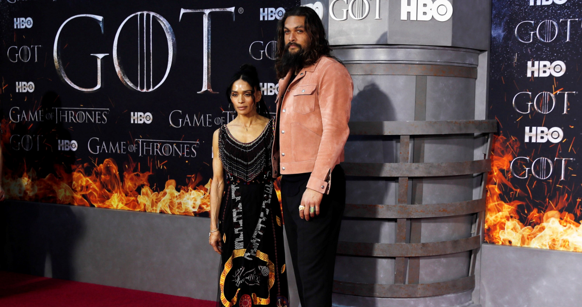 Jason Momoa y Lisa Bonet en la premiere de Game Of Thrones.