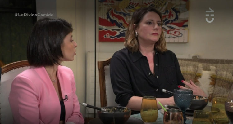 La actriz Javiera Hernández en medio de su cena en La Divina Comida.