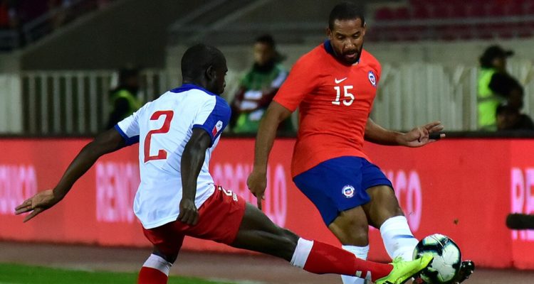Jean Beausejour jugando por La Roja.